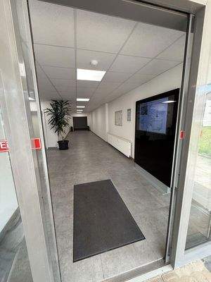 Eingangsbereich mit Infotafel