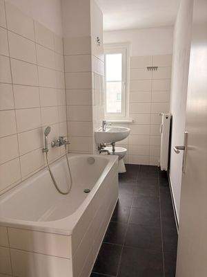 Badezimmer mit Fenster