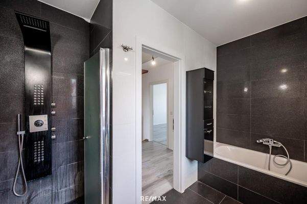 Wannenbad und Dusche im OG