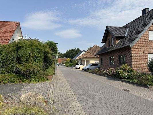 Ansicht Anliegerstraße und Einfahrt zum Grundstück