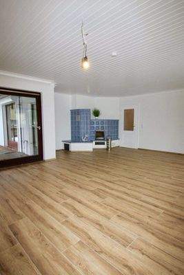 großes Wohnzimmer mit Fußbodenheizung