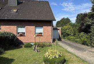 Außenansicht Straßenseite mit Zufahrt zur Garage