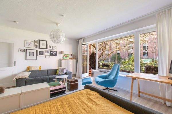 Lichtdurchfluteter Wohn- und Schlafbereich mit Balkonzugang