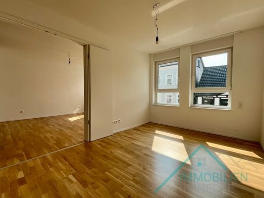 Schlafzimmer mit Blick ins Wohnzimmer