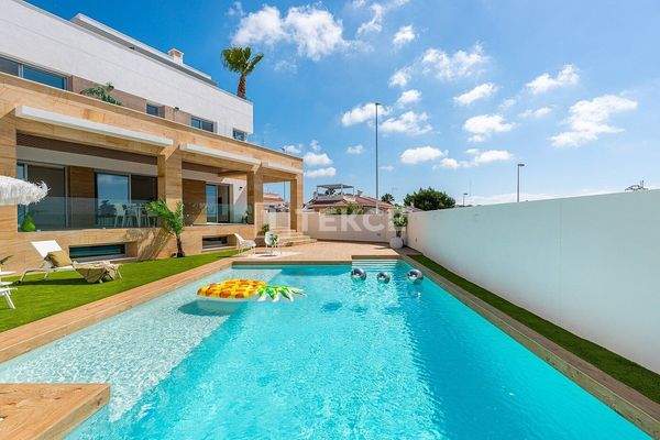 Key-Ready Villas with Pool and Solarium in Ciudad Quesada