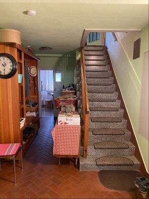 Flur mit Treppe zum OG im Erdgeschoß