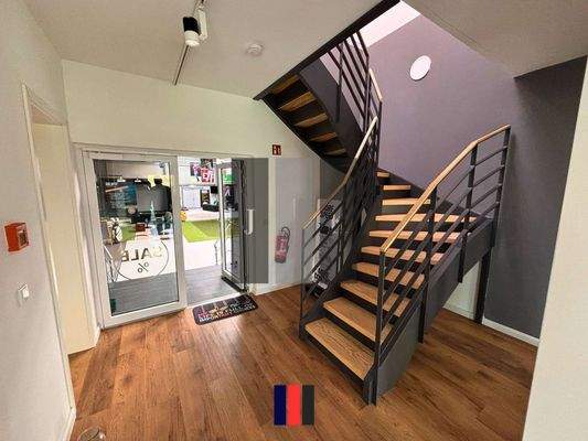 Hallenzugang + Treppenaufgang