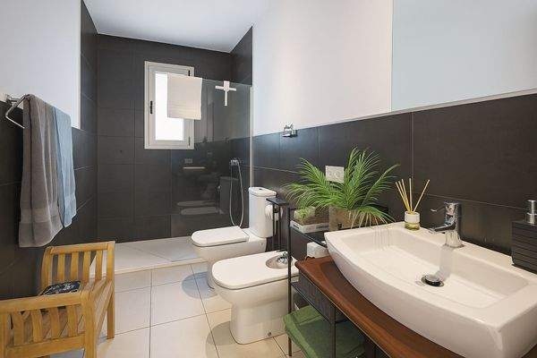 Elegantes Bad mit Dusche und Tageslichtfenster.