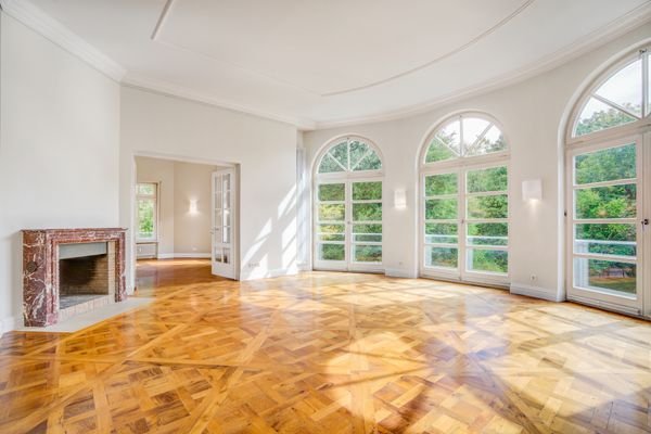 Salon mit Blick in die Bibliothek