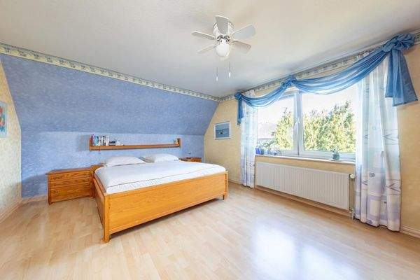 Gut geschnittenes Schlafzimmer