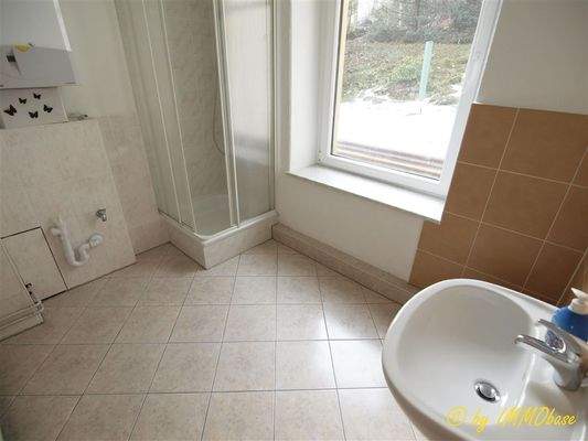 Bad mit Dusche und Fenster