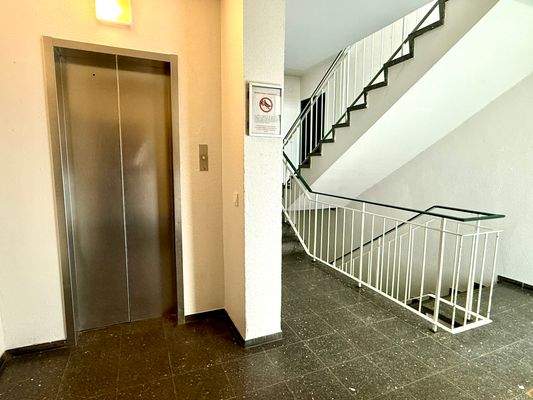 Treppenhaus + Aufzug