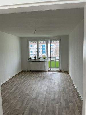 Wohnzimmer mit Balkon