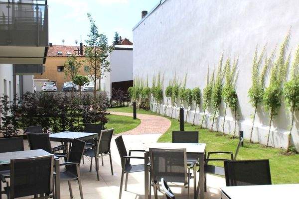 Gemeinschaftsterrasse zum geschützten Innenhof