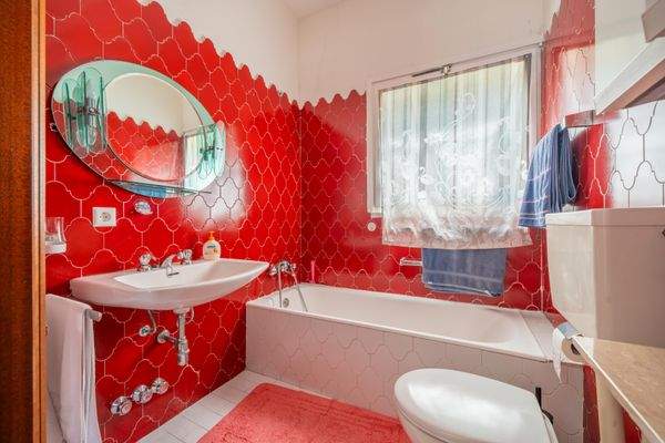 Badezimmer mit Wanne und Fenster