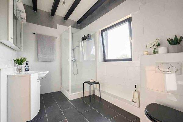 Badezimmer mit Dusche OG