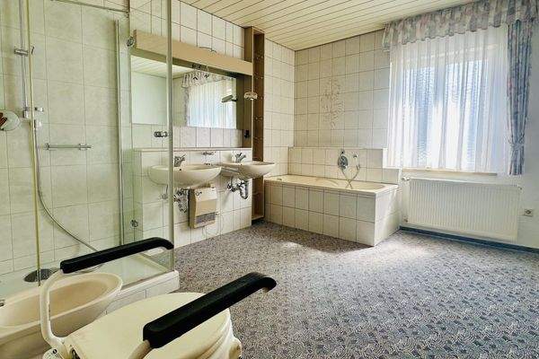 großes Familienbadezimmer im Obergeschoss