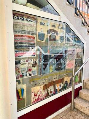 zus. Raum unter Treppe mit Schaufenster