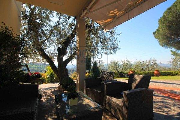 Charaktervolle Villa mit Gästehaus inmitten der toskanischen Natur