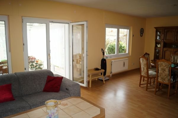 Wohnzimmer und Eingang Wintergarten