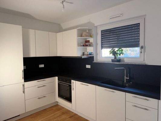 hochwertige Einbauküche mit Granitarbeitsplatte