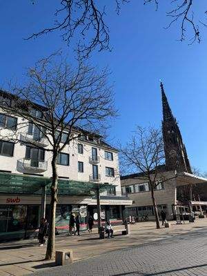 2025-02_mittags_Bürger mit Kirchenturm.jpeg