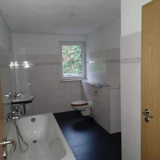 Große geräumige Dachgeschoss Wohnung 3 Raum Kirchberg zu vermieten - Photo 2