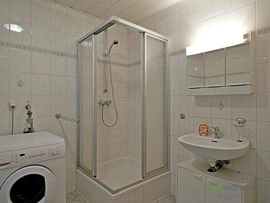 Dusche und Waschbecken