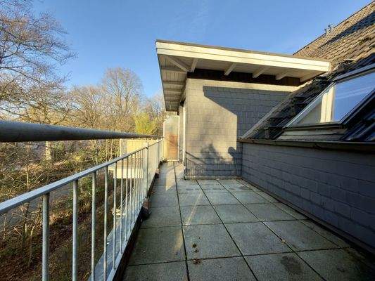 Geschützter Platz unterm Himmel