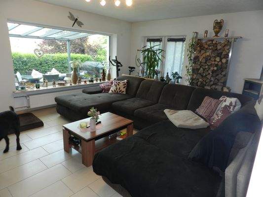 Großes Wohnzimmer mit Zugang zur Terrasse