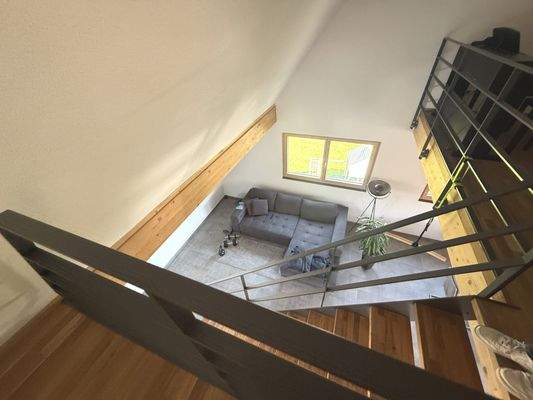 Blick von Galerie ins Wohnzimmer