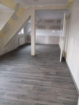 Wohnzimmer mit offener Küche