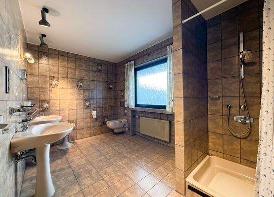 ... mit angrenzendem Tageslichtbad