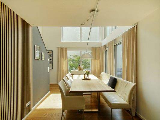 Edles Ambiente im lichtdurchfluteten Essbereich mit Fensterfronten zur Terrasse