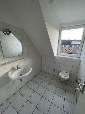 Helles Badezimmer unterm Dach