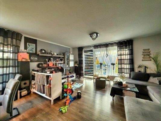 Wohnzimmer mit Zugang zur Terrasse