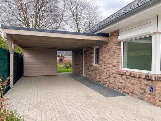 Haus Eingangsbereich mit Carport