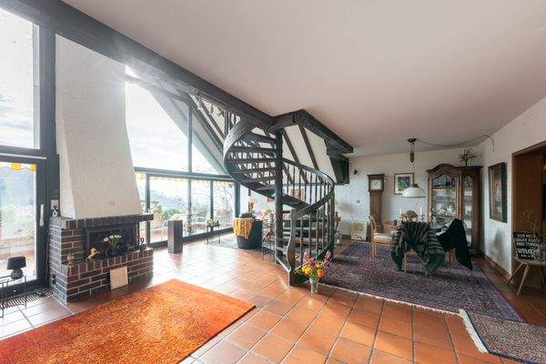 Wohnbereich mit Blick auf Kamin.jpg