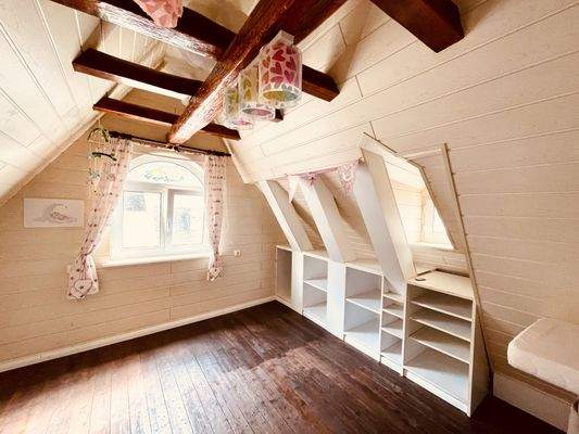 Innen_Haus 1_DG_Mansardenzimmer (1).jpeg
