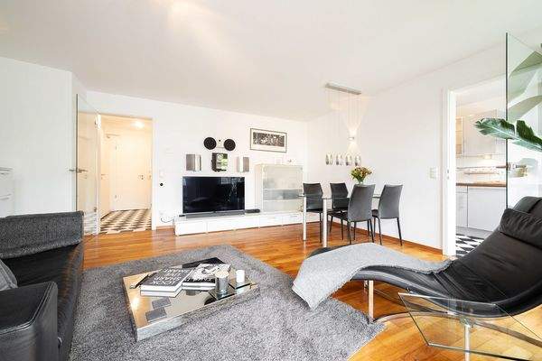 Kirschholzparkett und hochwertige Möbel von WHO&#39;S 