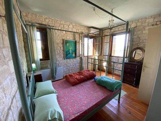 2 komplett ausgestattete Steinvillen mit schönen Gärten und 3 zusätzlichen Baurechten