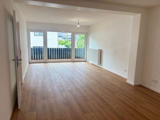 Wohnzimmer mit Zugang zum Balkon