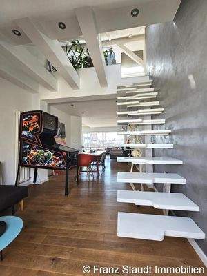 Schwebende Treppe zur Galerie