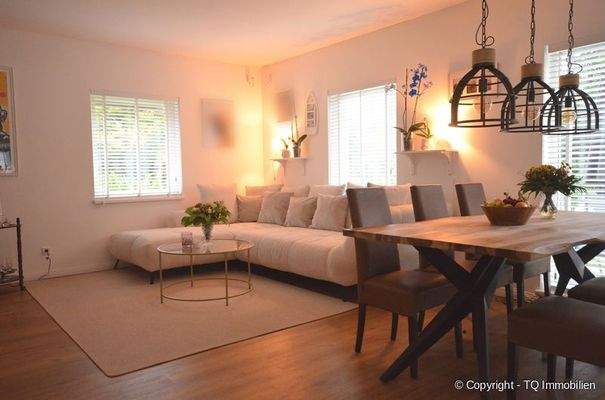 Fernsehbereich und Essbereich abends