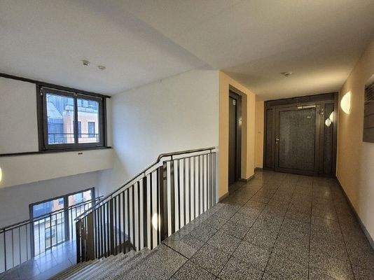 Treppenhaus mit Aufzug