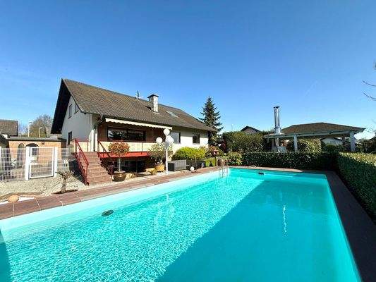 Hausansicht mit Pool