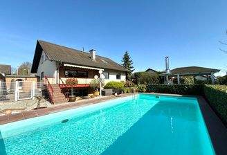 Hausansicht mit Pool