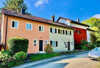 Anliegerstraße mit Parkplätzen