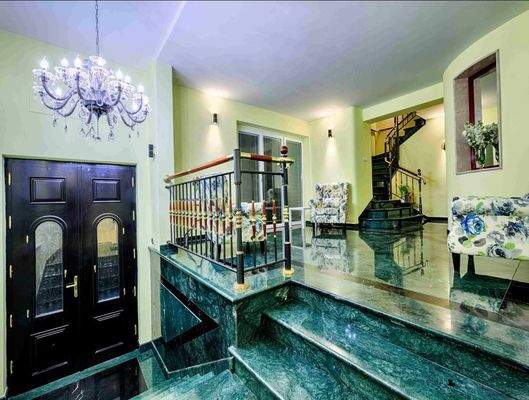 Edle Marmorverkleidung und hochwertige Armaturen