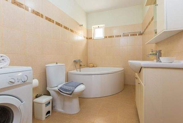 Kreta, Panormos: Haus mit 2 Wohnungen in einer Wohnanlage zu verkaufen